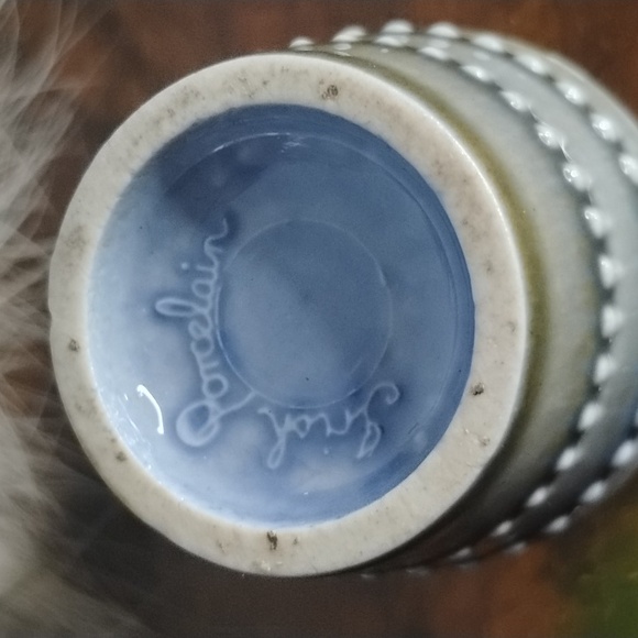 Ceramic Vase with Ribbed Design - Picture 4 of 5